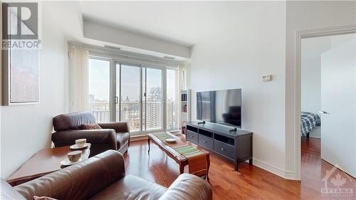 200 Rideau Street Unit#2005, Ottawa, ON - Indoor Photo Showing Living Room