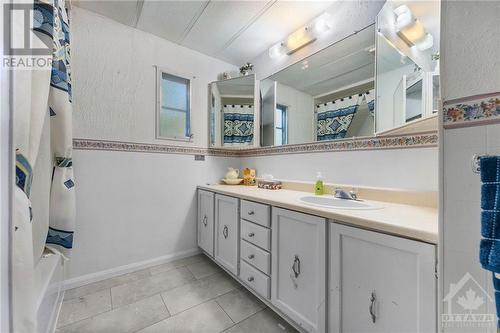 main bath - 1338 Usborne Street, Braeside, ON - Indoor Photo Showing Bathroom