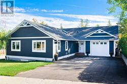 3 Glenview Crescent SW  Calgary, AB T3E 4H6