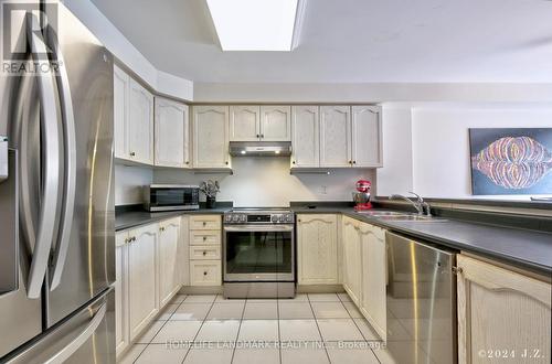 3943 Coachman Circle, Mississauga, ON - Indoor Photo Showing Kitchen With Double Sink