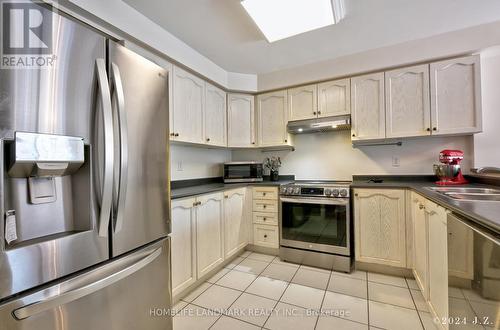 3943 Coachman Circle, Mississauga, ON - Indoor Photo Showing Kitchen With Double Sink