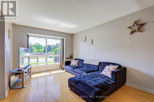 8 - 8 Guildford Crescent, Brampton (Central Park), ON - Indoor Photo Showing Living Room