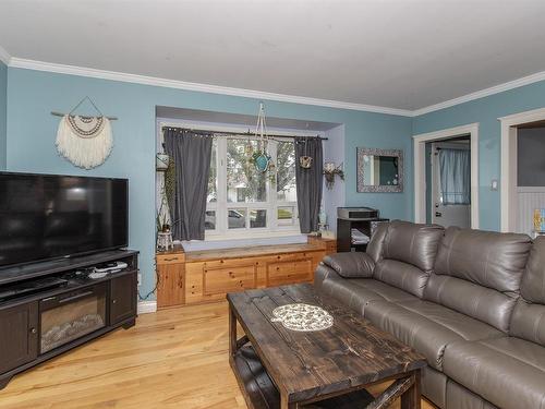 745 Syndicate Avenue N, Thunder Bay, ON - Indoor Photo Showing Living Room