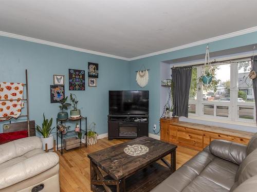 745 Syndicate Avenue N, Thunder Bay, ON - Indoor Photo Showing Living Room