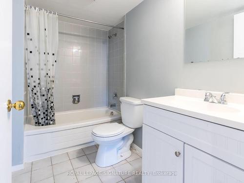 804-4205 Shipp Dr, Mississauga, ON - Indoor Photo Showing Bathroom