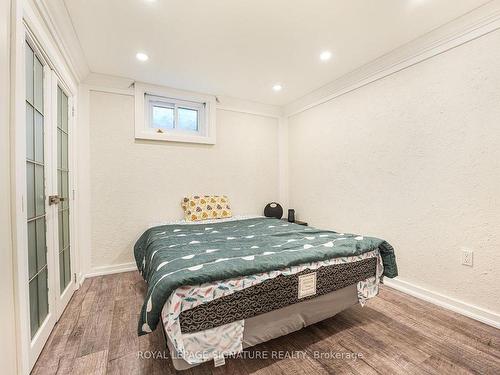 1521 Ealing Crt, Oakville, ON - Indoor Photo Showing Bedroom