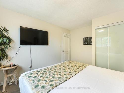 1521 Ealing Crt, Oakville, ON - Indoor Photo Showing Bedroom