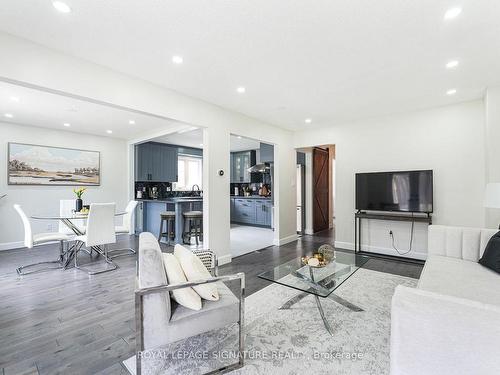 1521 Ealing Crt, Oakville, ON - Indoor Photo Showing Living Room