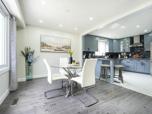 1521 Ealing Crt, Oakville, ON - Indoor Photo Showing Dining Room