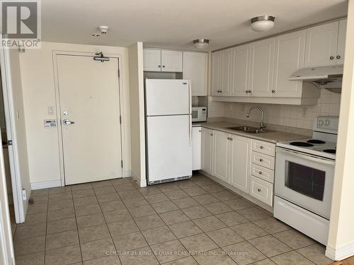 919 - 100 Scottfield Drive, Toronto, ON - Indoor Photo Showing Kitchen