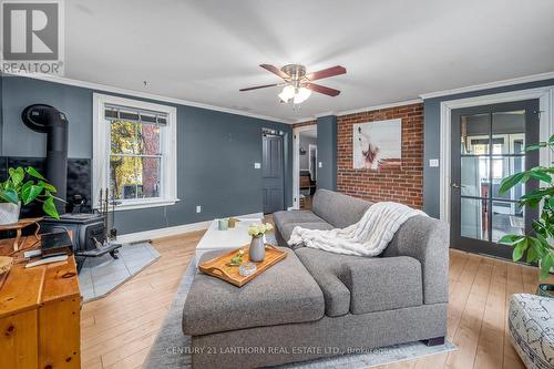 3525 Highway 37, Belleville, ON - Indoor Photo Showing Living Room