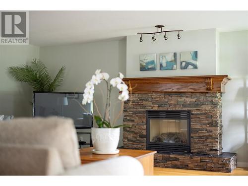 1451 Rose Meadow Drive Unit# 12, West Kelowna, BC - Indoor Photo Showing Living Room With Fireplace