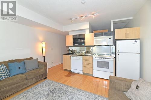 M18 - 350 Wellington Street W, Toronto (Waterfront Communities), ON - Indoor Photo Showing Kitchen