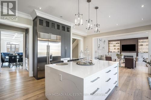 927 The Greenway, Mississauga, ON - Indoor Photo Showing Kitchen With Upgraded Kitchen