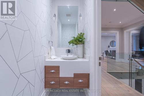 927 The Greenway, Mississauga, ON - Indoor Photo Showing Bathroom