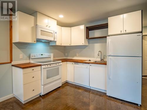 3307 Powell Road, Kamloops, BC - Indoor Photo Showing Kitchen