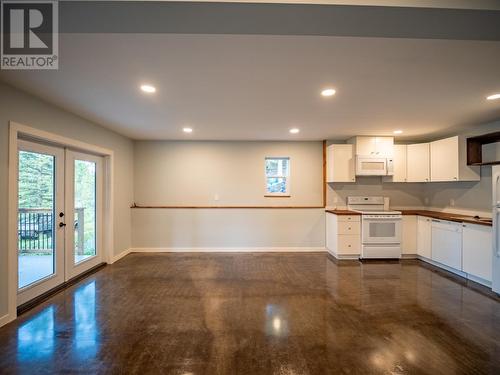 3307 Powell Road, Kamloops, BC - Indoor Photo Showing Kitchen