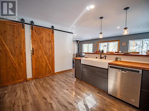 3307 Powell Road, Kamloops, BC - Indoor Photo Showing Kitchen