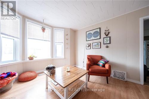 831 Park Street S, Peterborough, ON - Indoor Photo Showing Living Room