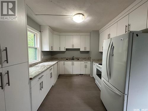 125 L Avenue S, Saskatoon, SK - Indoor Photo Showing Kitchen With Double Sink