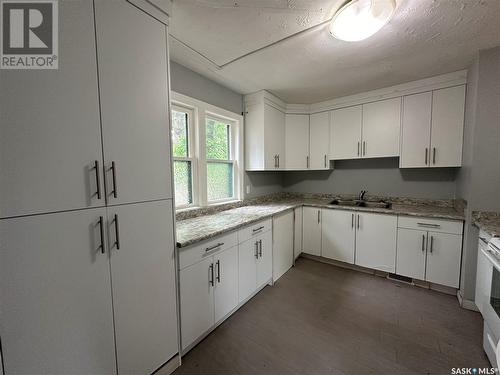 125 L Avenue S, Saskatoon, SK - Indoor Photo Showing Kitchen With Double Sink