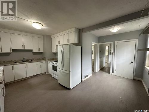 125 L Avenue S, Saskatoon, SK - Indoor Photo Showing Kitchen With Double Sink