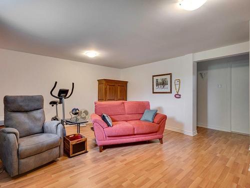 Salle familiale - 42 Av. Vital, Saint-Sauveur, QC - Indoor Photo Showing Living Room