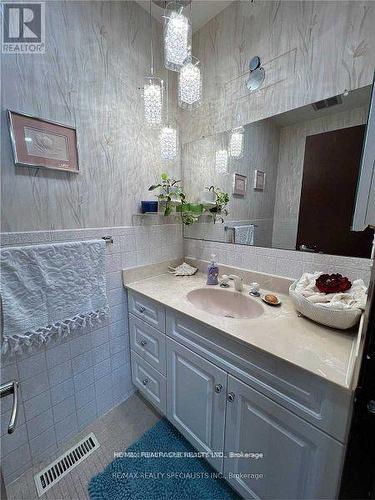 3371 Schomberg Avenue, Mississauga (Applewood), ON - Indoor Photo Showing Bathroom