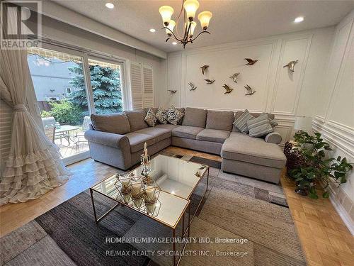 3371 Schomberg Avenue, Mississauga (Applewood), ON - Indoor Photo Showing Living Room