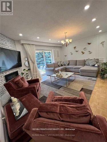 3371 Schomberg Avenue, Mississauga (Applewood), ON - Indoor Photo Showing Living Room