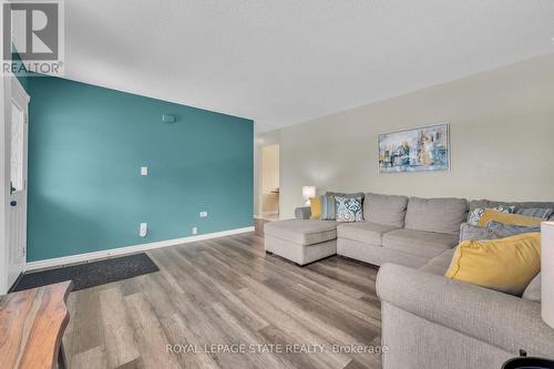 558 Ontario Street, St. Catharines, ON - Indoor Photo Showing Living Room