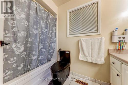 20 Histon Crescent, Brampton, ON - Indoor Photo Showing Bathroom