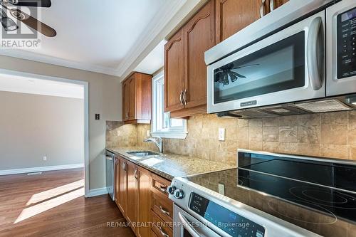 2924 Crosscurrent Drive, Mississauga (Meadowvale), ON - Indoor Photo Showing Kitchen With Upgraded Kitchen