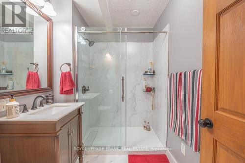 337 Philrick Drive, Galway-Cavendish And Harvey, ON - Indoor Photo Showing Bathroom