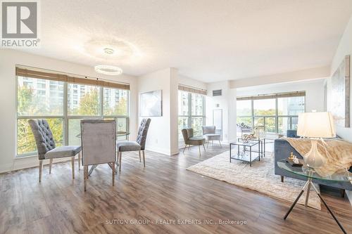 401 - 18 Hollywood Avenue, Toronto, ON - Indoor Photo Showing Living Room