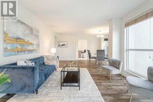 401 - 18 Hollywood Avenue, Toronto, ON - Indoor Photo Showing Living Room