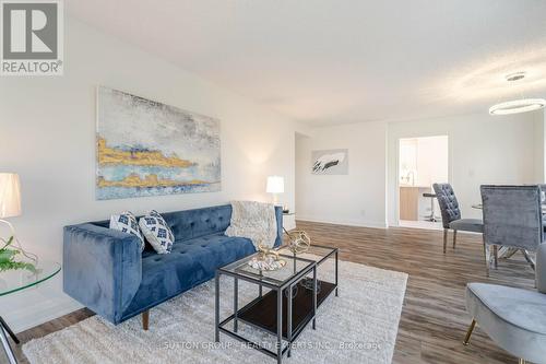 401 - 18 Hollywood Avenue, Toronto, ON - Indoor Photo Showing Living Room