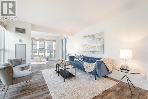 401 - 18 Hollywood Avenue, Toronto, ON - Indoor Photo Showing Living Room