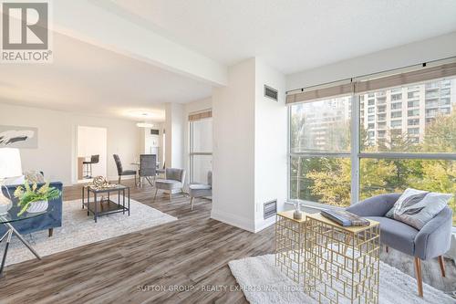 401 - 18 Hollywood Avenue, Toronto (Willowdale East), ON - Indoor Photo Showing Living Room