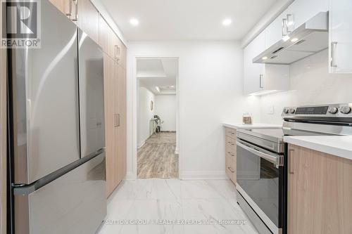 401 - 18 Hollywood Avenue, Toronto, ON - Indoor Photo Showing Kitchen