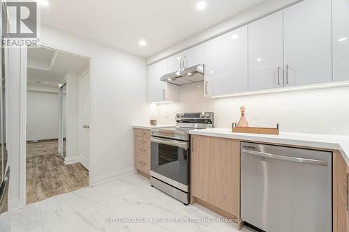 401 - 18 Hollywood Avenue, Toronto, ON - Indoor Photo Showing Kitchen