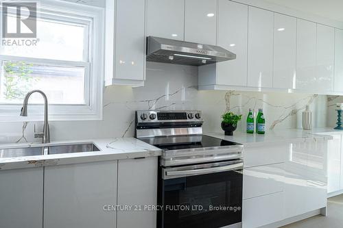 22 Reidmount Avenue, Toronto (Agincourt South-Malvern West), ON - Indoor Photo Showing Kitchen With Double Sink With Upgraded Kitchen