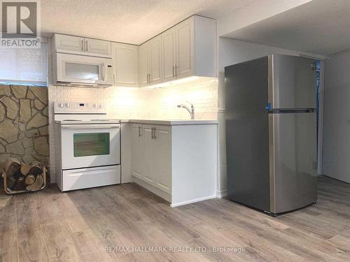 576 Drymen Crescent, Mississauga, ON - Indoor Photo Showing Kitchen