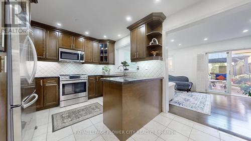 454 Krotonne Crescent, Mississauga, ON - Indoor Photo Showing Kitchen With Upgraded Kitchen