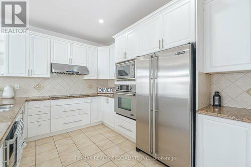 2 Belleville Drive, Brampton (Vales Of Castlemore North), ON - Indoor Photo Showing Kitchen With Upgraded Kitchen