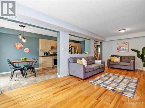 424 Ashbourne Crescent, Ottawa, ON - Indoor Photo Showing Living Room