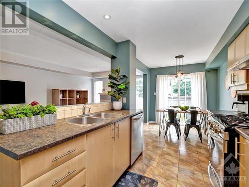 424 Ashbourne Crescent, Ottawa, ON - Indoor Photo Showing Kitchen With Double Sink