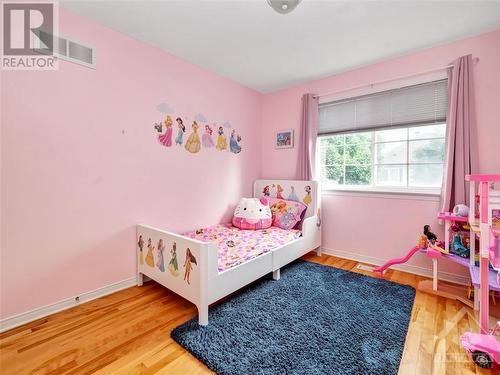 424 Ashbourne Crescent, Ottawa, ON - Indoor Photo Showing Bedroom