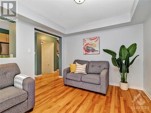 424 Ashbourne Crescent, Ottawa, ON - Indoor Photo Showing Living Room