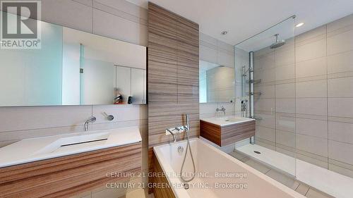 8 - 56 Lippincott Street, Toronto, ON - Indoor Photo Showing Bathroom